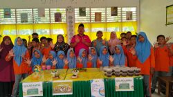 Kepala MTsN 5 Solok Selatan Joni Aprisal, S.Pd.I, M.MPd.I didampingi  Wakil Humas Erna Sispawati, S. Pd.I saat Pameran Hasil Karya Siswa dengan menu Malamang.