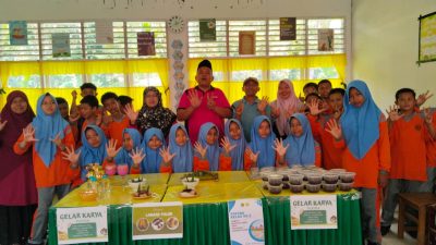 Kepala MTsN 5 Solok Selatan Joni Aprisal, S.Pd.I, M.MPd.I didampingi  Wakil Humas Erna Sispawati, S. Pd.I saat Pameran Hasil Karya Siswa dengan menu Malamang.