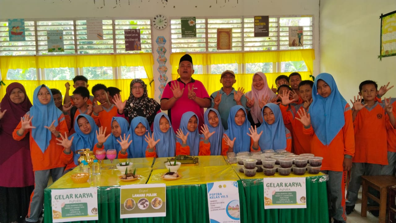 Kepala MTsN 5 Solok Selatan Joni Aprisal, S.Pd.I, M.MPd.I didampingi  Wakil Humas Erna Sispawati, S. Pd.I saat Pameran Hasil Karya Siswa dengan menu Malamang.