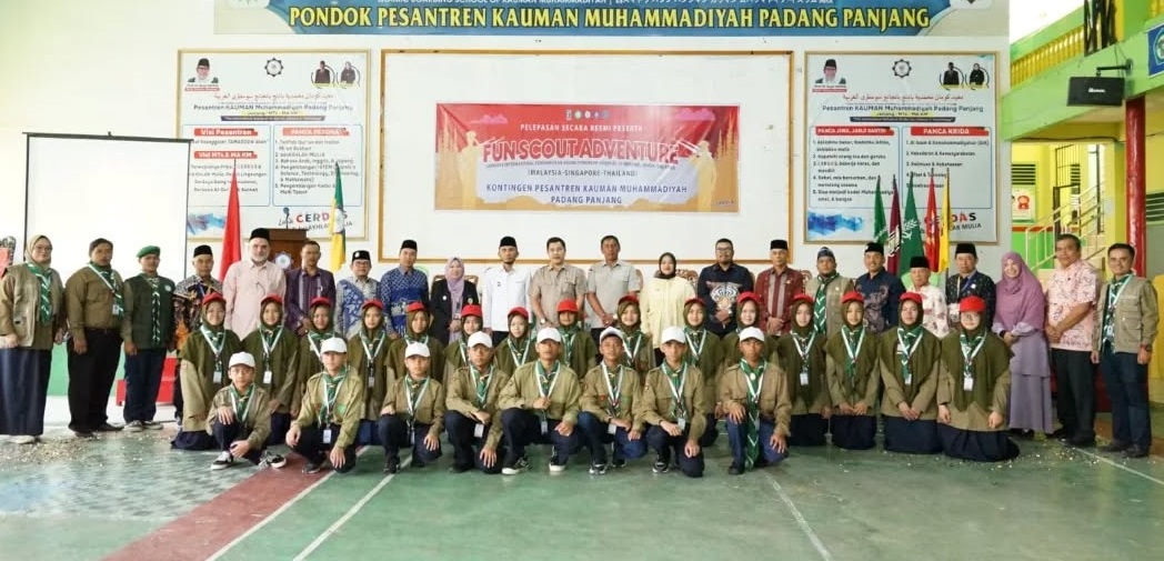 Wakil Wali Kota Padangpanjang Allex Saputra, Kadisdikbud Nasrul bersama Komisi III DPRD dan Mudir Kauman Derliana saat melepas delegasi Fun Scout Adventure Kauman Muhammadiyah ke Malaysia.