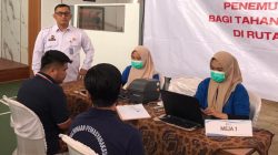 Karutan Kelas IIB Padangpanjang Torkis Freddy Siregar saat mendampingi WBP melakukan pemeriksaan