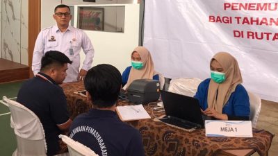 Karutan Kelas IIB Padangpanjang Torkis Freddy Siregar saat mendampingi WBP melakukan pemeriksaan
