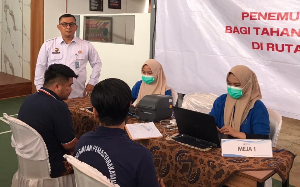 Karutan Kelas IIB Padangpanjang Torkis Freddy Siregar saat mendampingi WBP melakukan pemeriksaan