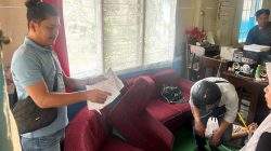 Personil Satresnarkoba Padangpanjang saat melaksanakan penggeledahan di rumah pelaku pemiliki 37 paket Sabu
