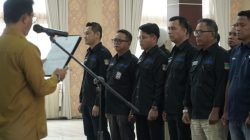 Bupati Solok Selatan H Khairunas saat mengukuhkan Pengurus Baru TJSLP Solok Selatan di aula Sarantau Sasurambi