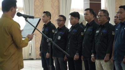 Bupati Solok Selatan H Khairunas saat mengukuhkan Pengurus Baru TJSLP Solok Selatan di aula Sarantau Sasurambi