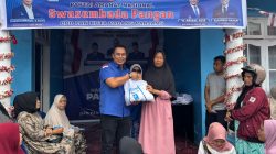 Ketua DPD PAN Kota Padangpanjang Mardiansyah, S. Kom saat menyerahkan bantuan beras Swasembada Pangan kepada masyarakat, Minggu (14/09/2025)