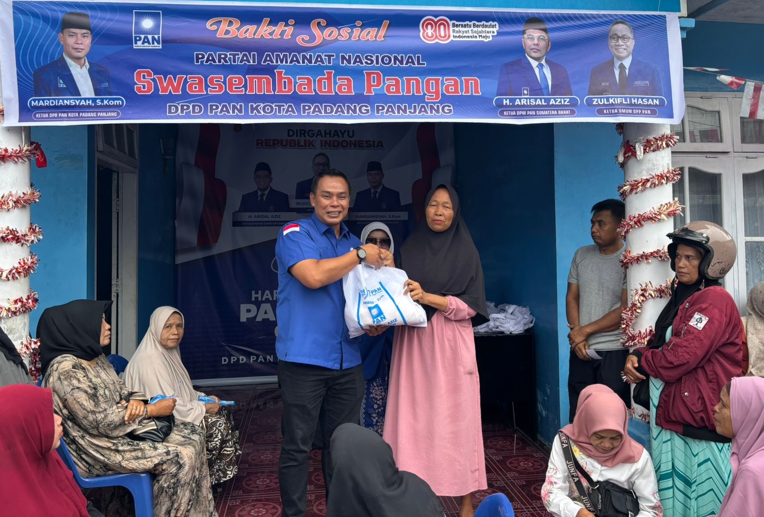 Ketua DPD PAN Kota Padangpanjang Mardiansyah, S. Kom saat menyerahkan bantuan beras Swasembada Pangan kepada masyarakat, Minggu (14/09/2025)