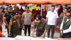 Bupati Padangpariaman John Kenedy Azis bersama Sekretaris Utama BNPB saat peresmian jembatan Batang Sani
