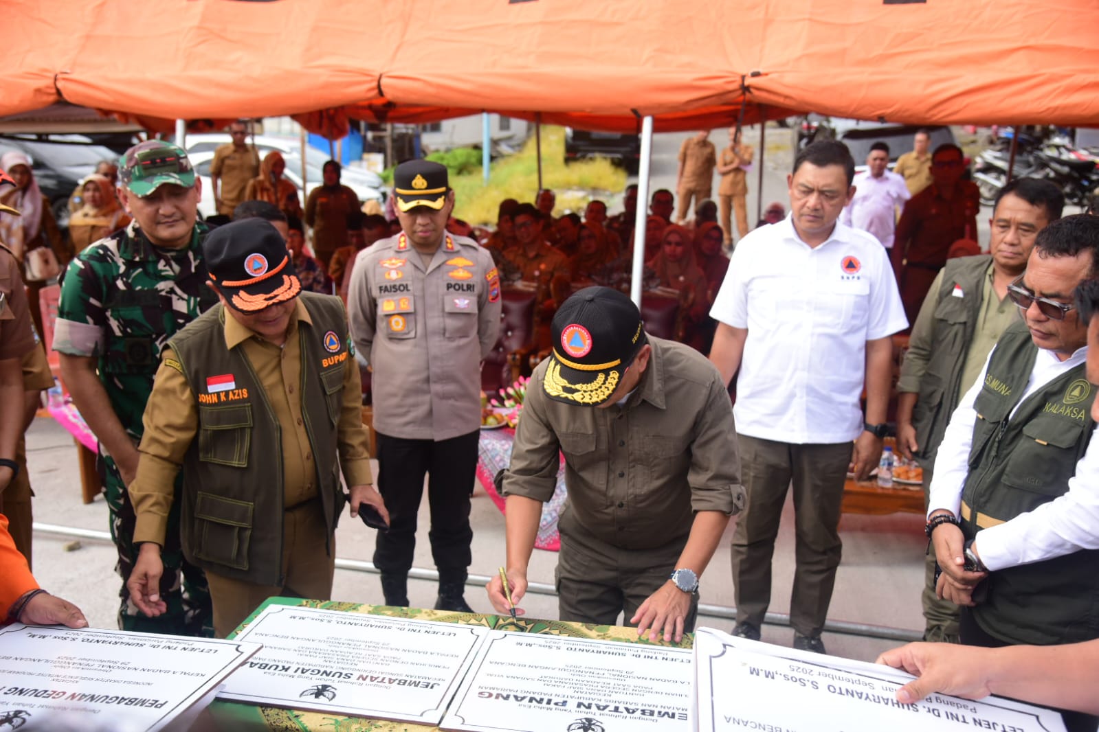 Bupati Padangpariaman John Kenedy Azis bersama Sekretaris Utama BNPB saat peresmian jembatan Batang Sani