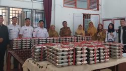 Kepala SMAN 4 Solok Selatan Akmalu Rijal Putra, S.Pd, MM bersama Majelis Guru dan Petugas MBG SPPG YPI Al Fath Kepala Bukit, Kecamatan Sungai Pagu.