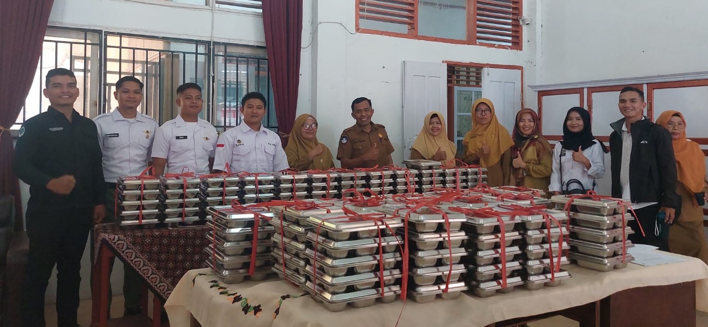 Kepala SMAN 4 Solok Selatan Akmalu Rijal Putra, S.Pd, MM bersama Majelis Guru dan Petugas MBG SPPG YPI Al Fath Kepala Bukit, Kecamatan Sungai Pagu.