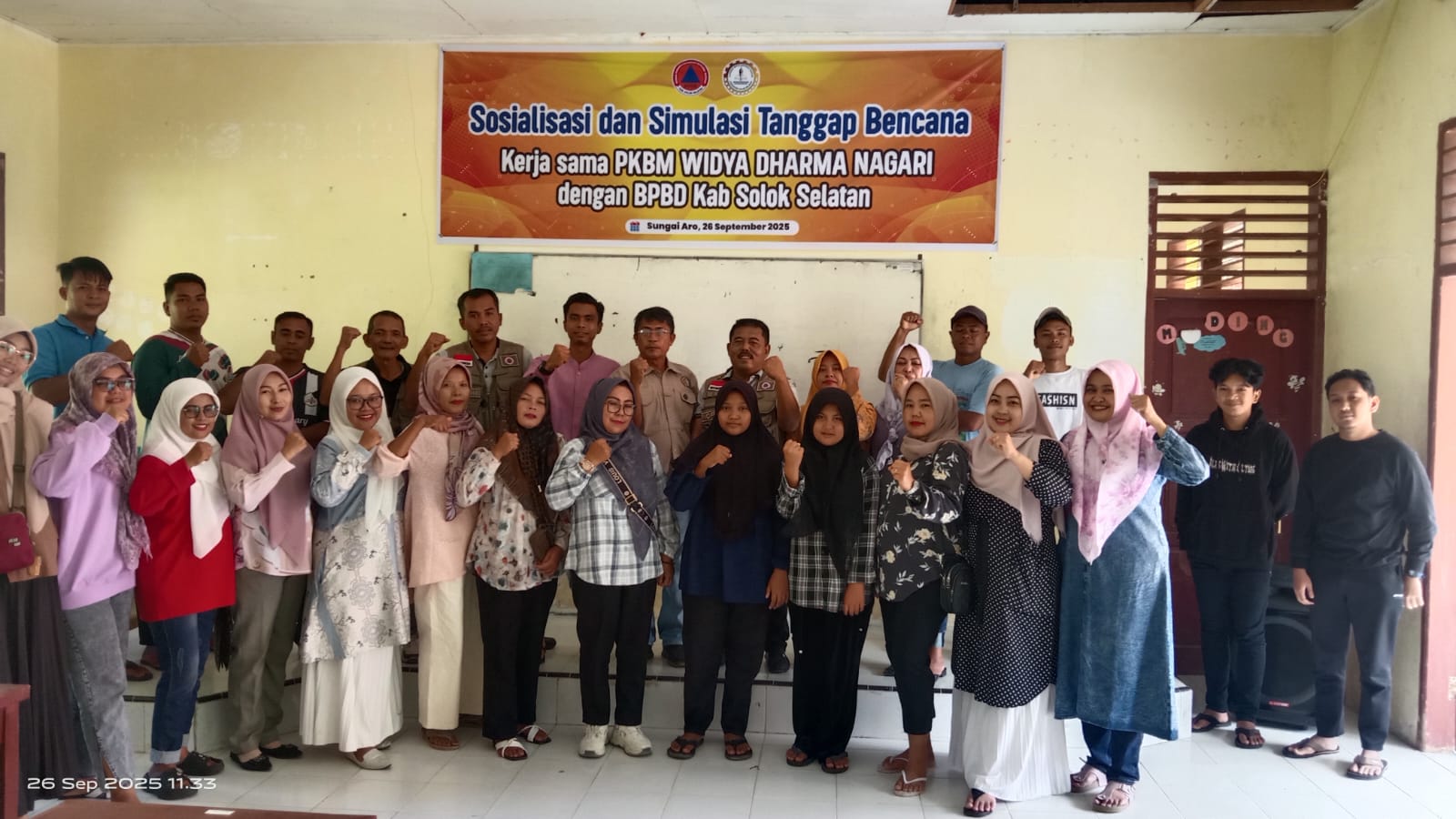  Tim BPBD Solok Selatan foto bersama dengan warga Belajar usai Sosialisasi Kebencanaan.