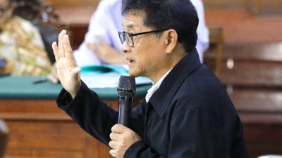 Suhardo Basuki, mantan wakil direktur keuangan PT Jawa Pos Holding saat di persidangan.