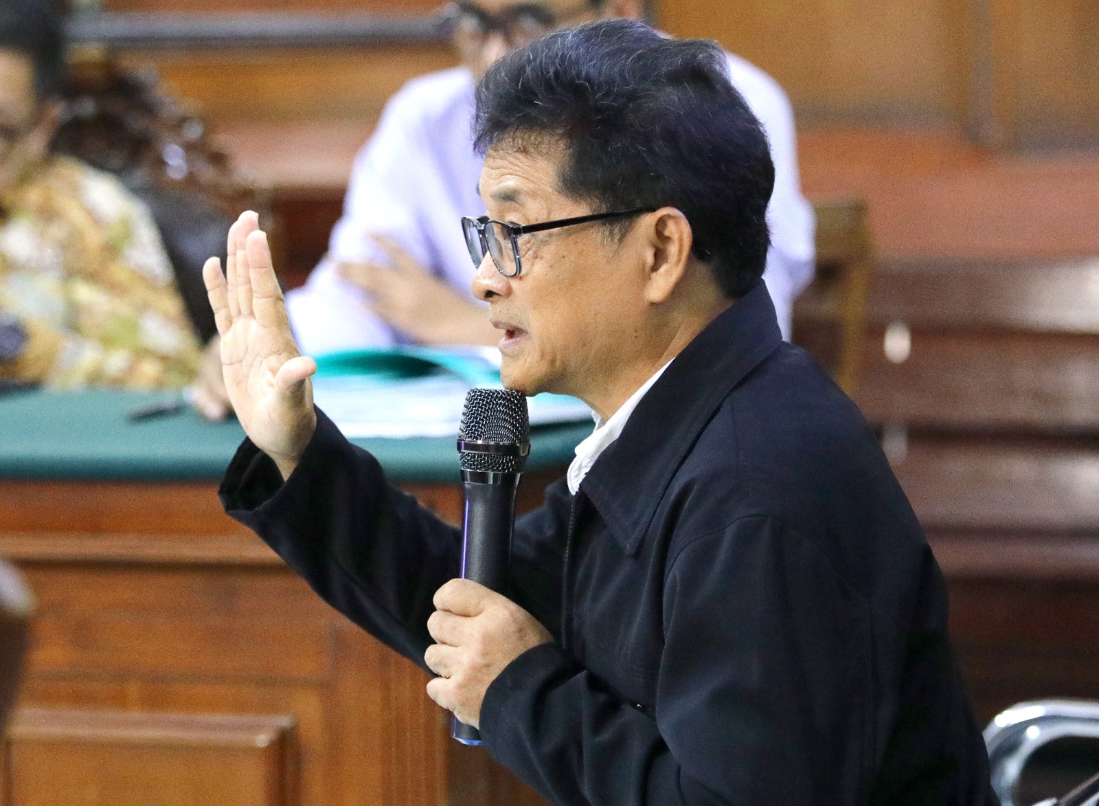 Suhardo Basuki, mantan wakil direktur keuangan PT Jawa Pos Holding saat di persidangan.