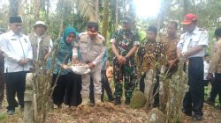 Bupati Padangpariaman John Kenedy Azis bersama isteri, Cristianti Azis saat melakukan tabur bunga di makam korban Gempa 30 September 2009 di Korong Cumanak Nagari Tandikek Utara, Selasa (30/09/2025).