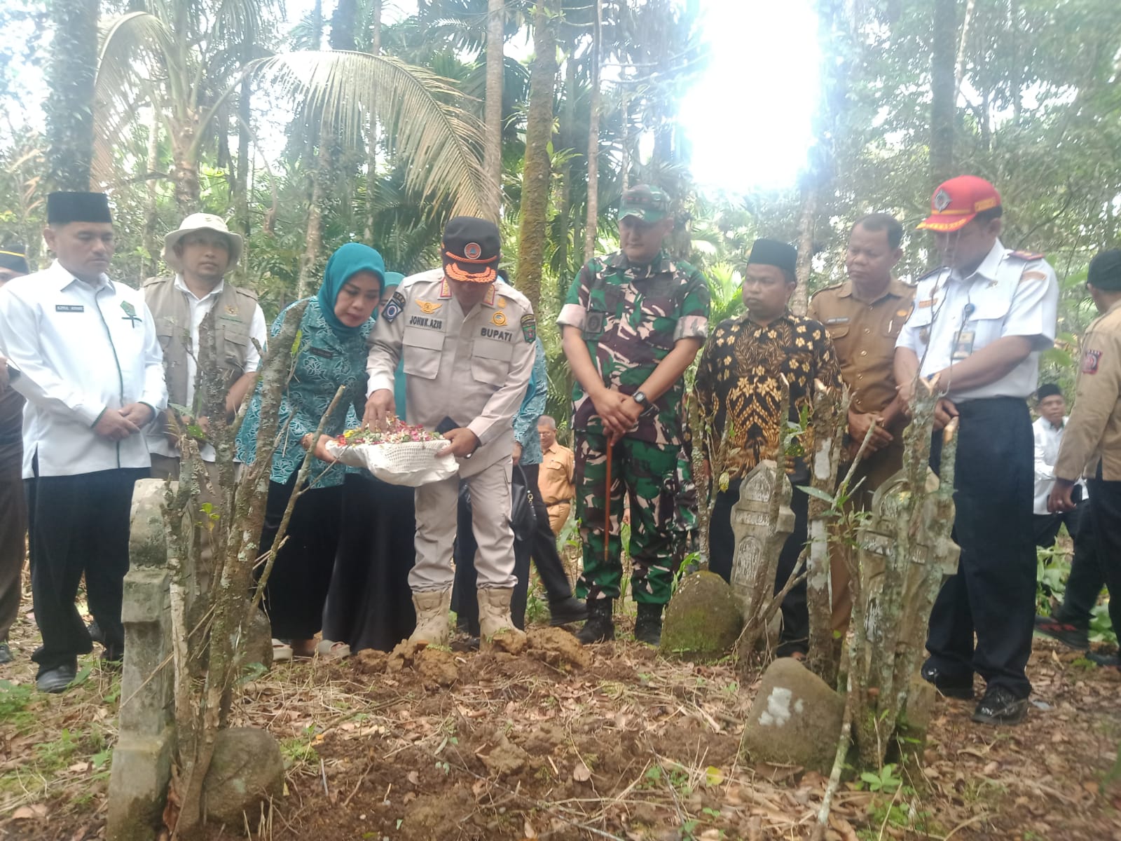 Bupati Padangpariaman John Kenedy Azis bersama isteri, Cristianti Azis saat melakukan tabur bunga di makam korban Gempa 30 September 2009 di Korong Cumanak Nagari Tandikek Utara, Selasa (30/09/2025).