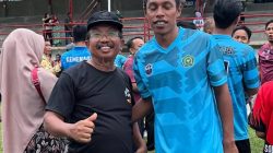 Kepala MAN 1 Solok Selatan Zulkifli, S.Ag bersama pencetak gol pertama dari Tim Kemenag Solok Selatan.