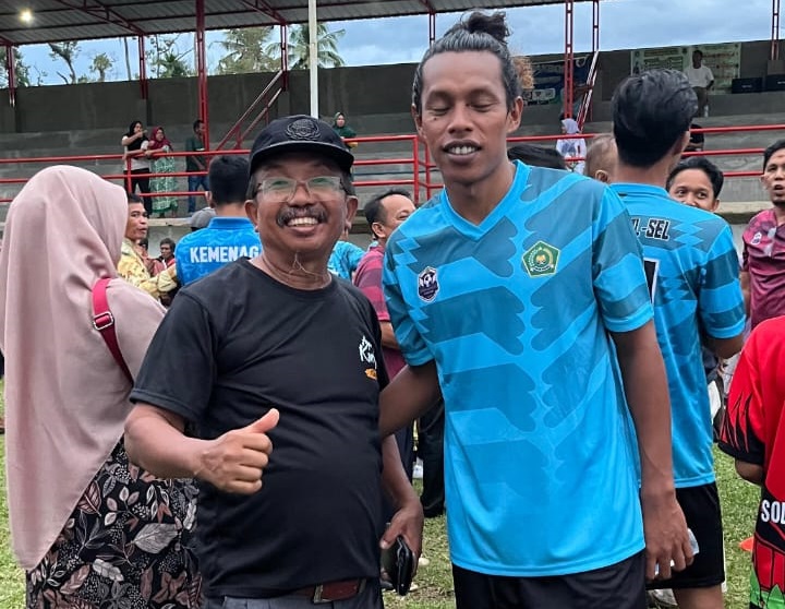 Kepala MAN 1 Solok Selatan Zulkifli, S.Ag bersama pencetak gol pertama dari Tim Kemenag Solok Selatan.