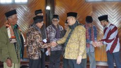 Wali Kota Padangpanjang Hendri Arnis bersama Wawako Allex Saputra menyalami Ninik Mamak usai silaturahmi di KAN Lareh Nan Panjang, Minggu (07/09/2025).