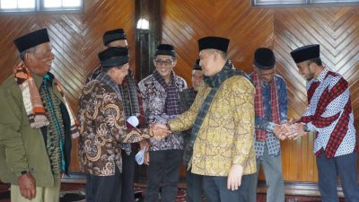 Wali Kota Padangpanjang Hendri Arnis bersama Wawako Allex Saputra menyalami Ninik Mamak usai silaturahmi di KAN Lareh Nan Panjang, Minggu (07/09/2025).