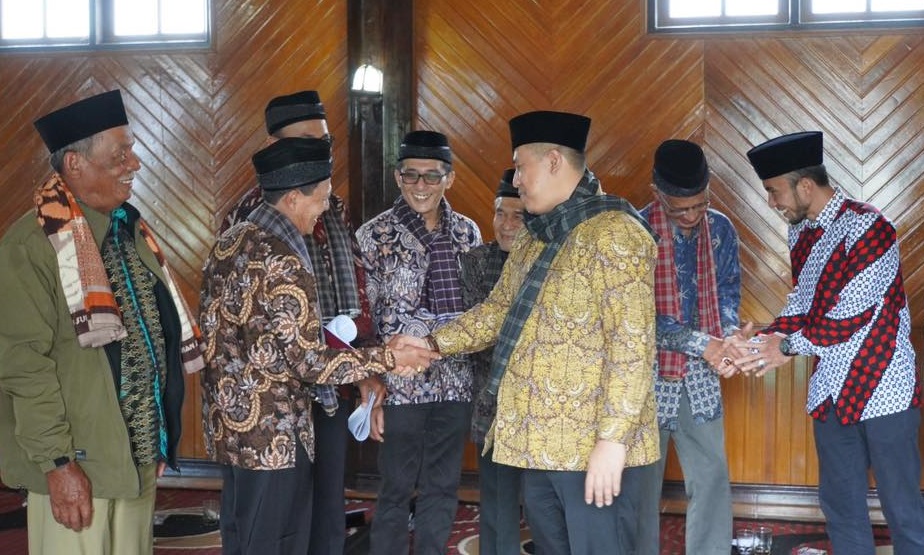 Wali Kota Padangpanjang Hendri Arnis bersama Wawako Allex Saputra menyalami Ninik Mamak usai silaturahmi di KAN Lareh Nan Panjang, Minggu (07/09/2025).