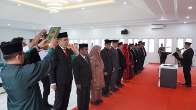 Wali Kota Padangpanjang Hendri Arnis saat melantik 14 Pejabat Tinggi Pratama di lingkungan Pemko Padangpanjang, Senin (29/09/2025).