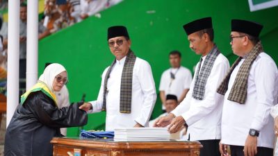 Bupati Solok Selatan H Khairunas didampingi Wakil Bupati H Yulian Efi dan Ketua DPRD saat Wisuda Akbar Hafiz dan Hafidzah di GOR Rimbo Tangah, Kecamatan Sangir, Sabtu (06/09/2025).