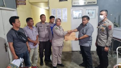 Kasat Reskrim Polres Pariaman Iptu. Riyo Ramadhan saat menerima hasil otopsi dari RS Bhayangkara