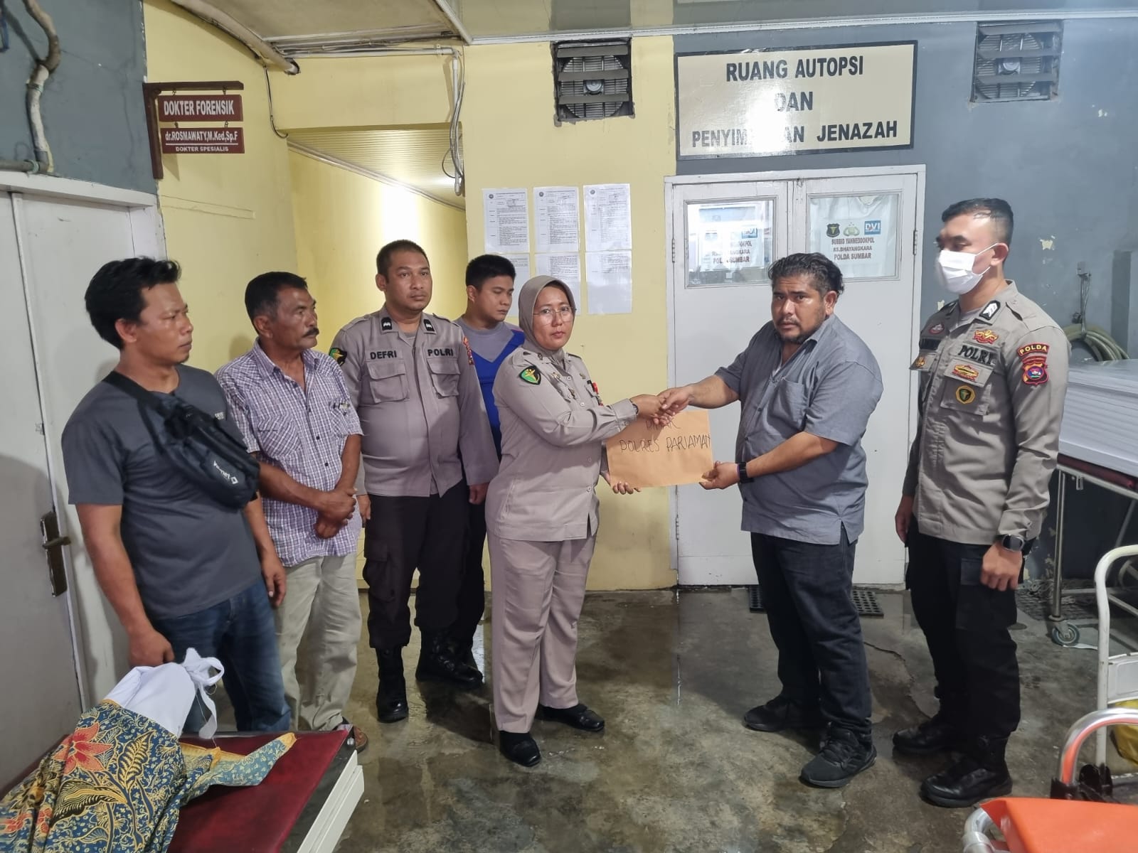 Kasat Reskrim Polres Pariaman Iptu. Riyo Ramadhan saat menerima hasil otopsi dari RS Bhayangkara