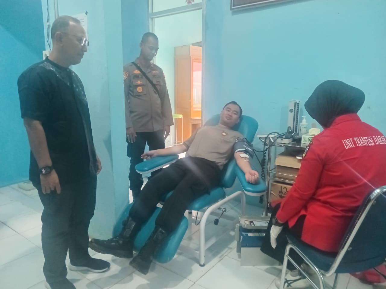 Kapolres Solok Selatan AKBP Muhammad Faisal Perdana, S.IK di Dampingi Kapolsek Sungai Pagu Iptu Azwar Zamzami, Direktur RSUD Solok Selatan dr Herry Harianto, SpOG (K) saat melakukan Donor Darah di RSUD Solok Selatan.