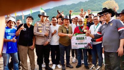 Wali Kota Padangpanjang Hendri Arnis menyerahkan hadiah pemenang Kelas Derby DIV 1 1.400 meter kepada Wali Kota Bukittinggi Ramlan Nurmatias.
