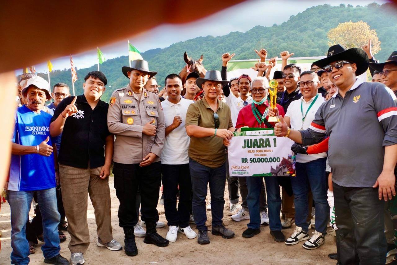 Wali Kota Padangpanjang Hendri Arnis menyerahkan hadiah pemenang Kelas Derby DIV 1 1.400 meter kepada Wali Kota Bukittinggi Ramlan Nurmatias.