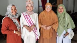 Siswa SMAN 1 Luhak NanduoAndin Tri Medina Juara Miss Hijab Sumbar besama Kepala SMAN bersama Ketua GOW Kabupaten Pasaman Barat Ny. Gusmalini M. Ihpan.