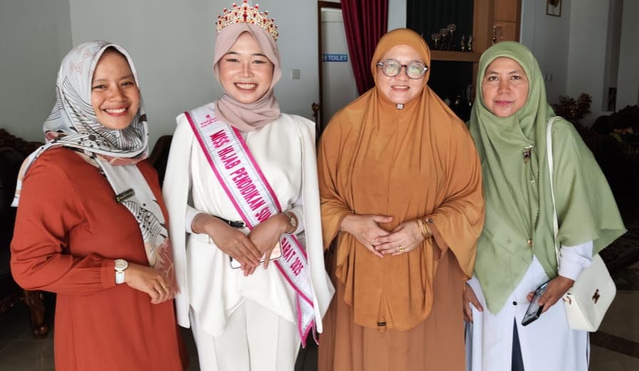 Siswa SMAN 1 Luhak NanduoAndin Tri Medina Juara Miss Hijab Sumbar besama Kepala SMAN bersama Ketua GOW Kabupaten Pasaman Barat Ny. Gusmalini M. Ihpan.