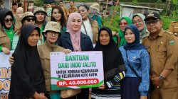 Penyerahan bantuan dari Indojalito Peduli kepada korban kebakaran di Kelurahan Koto Katiak, Kecamatan Padangpanjang Timur.