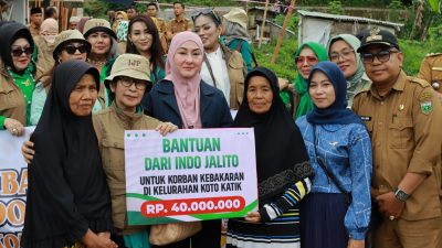 Penyerahan bantuan dari Indojalito Peduli kepada korban kebakaran di Kelurahan Koto Katiak, Kecamatan Padangpanjang Timur.