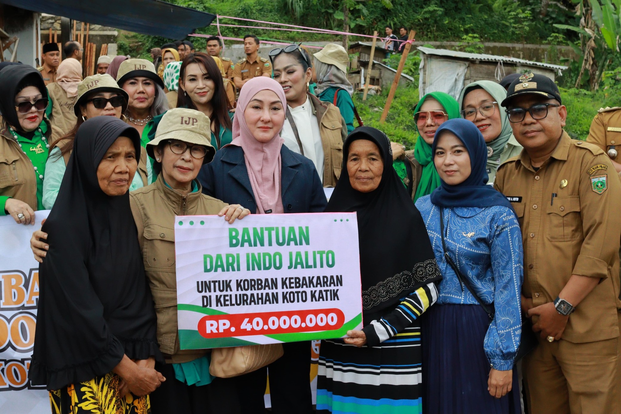 Penyerahan bantuan dari Indojalito Peduli kepada korban kebakaran di Kelurahan Koto Katiak, Kecamatan Padangpanjang Timur.