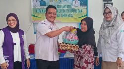 Camat Koto Parik Gadang Diateh Adila Rekriyaldi, S.Sos, bersama Ibu TP Posyandu Kabupaten Solok Selatan Ny. Erniati Khairunas, Kapus KPGD Hj. Esi Candrawaty, S. Si. Apt saat menyerahkan bantuan.