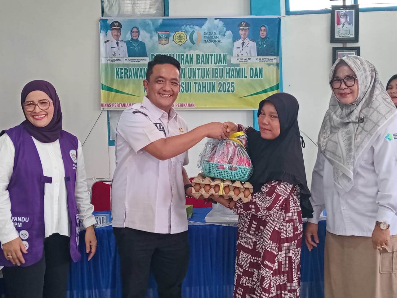 Camat Koto Parik Gadang Diateh Adila Rekriyaldi, S.Sos, bersama Ibu TP Posyandu Kabupaten Solok Selatan Ny. Erniati Khairunas, Kapus KPGD Hj. Esi Candrawaty, S. Si. Apt saat menyerahkan bantuan.