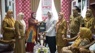 Bunda PAUD Kabupaten Solok Selatan, Ny. Hj. Erniati Khairunas di Dampingi ketua GOW Ny. Hj. Bet Yulian Efi usai Rapat bersama pengurus.