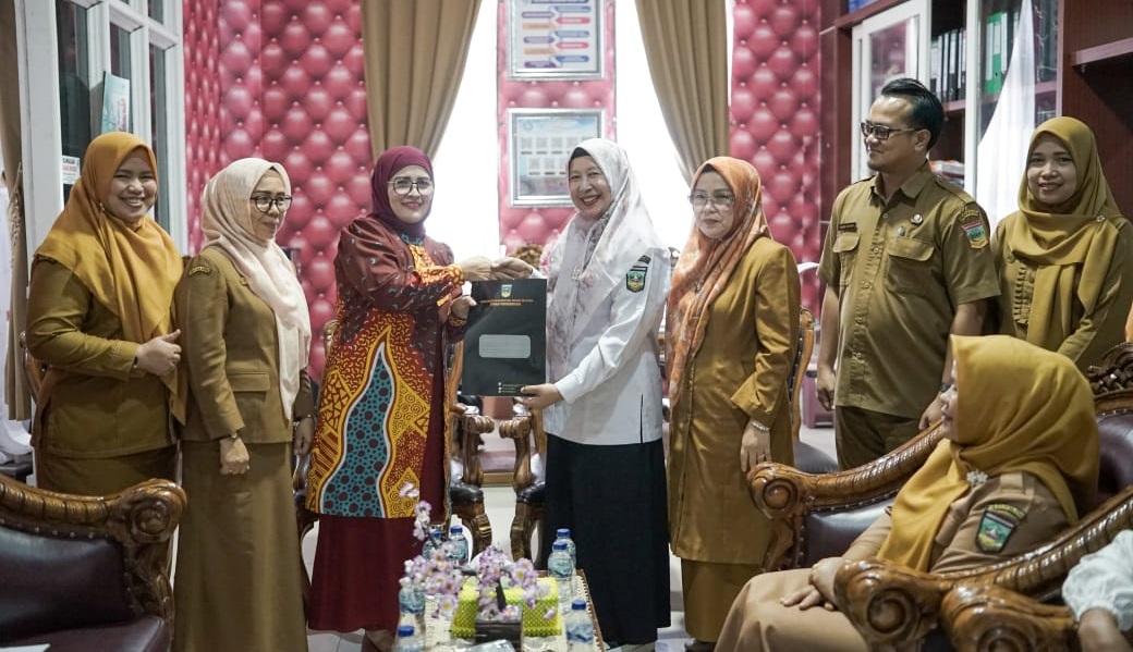 Bunda PAUD Kabupaten Solok Selatan, Ny. Hj. Erniati Khairunas di Dampingi ketua GOW Ny. Hj. Bet Yulian Efi usai Rapat bersama pengurus.