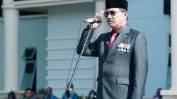 Bupati Solok Selatan H Khairunas saat menjadi Inspektur Upacara