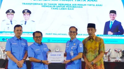 Bupati Padangpariaman John Kenedy Azis bersama Direktur Perumda Tirta Anai Dr. Asnil Mardin saat peringatan HUT ke -35 Perumda Tirta Anai Padangpariaman di IKK Paritmalintang, Sabtu (25/10)/2025).