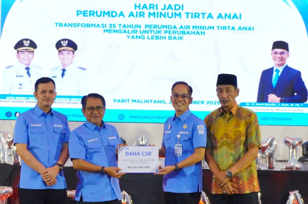 Bupati Padangpariaman John Kenedy Azis bersama Direktur Perumda Tirta Anai Dr. Asnil Mardin saat peringatan HUT ke -35 Perumda Tirta Anai Padangpariaman di IKK Paritmalintang, Sabtu (25/10)/2025).