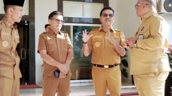 Bupati Solok Selatan Khairunas dan Wakil Bupati Yulian Efi bersama Sekretaris Daerah Syamsurizaldi usai Apel pagi bersama seluruh ASN Lingkungan Pemerintah Kabupaten Solok Selatan.