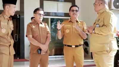 Bupati Solok Selatan Khairunas dan Wakil Bupati Yulian Efi bersama Sekretaris Daerah Syamsurizaldi usai Apel pagi bersama seluruh ASN Lingkungan Pemerintah Kabupaten Solok Selatan.