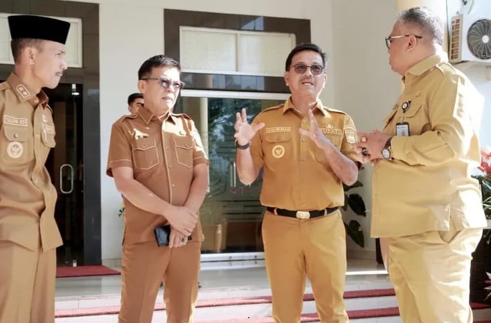 Bupati Solok Selatan Khairunas dan Wakil Bupati Yulian Efi bersama Sekretaris Daerah Syamsurizaldi usai Apel pagi bersama seluruh ASN Lingkungan Pemerintah Kabupaten Solok Selatan.