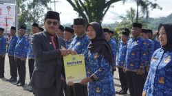 Bupati Solok Selatan H Khairunas saat penyerahan SK di halaman kantor Bupati Solok Selatan, Timbulun Padang Aro.