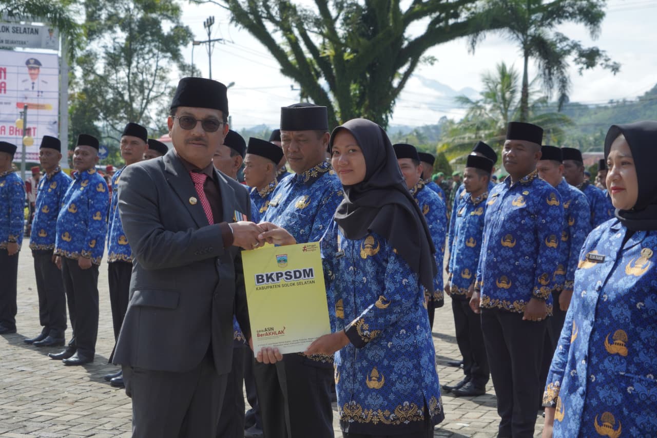 Bupati Solok Selatan H Khairunas saat penyerahan SK di halaman kantor Bupati Solok Selatan, Timbulun Padang Aro.